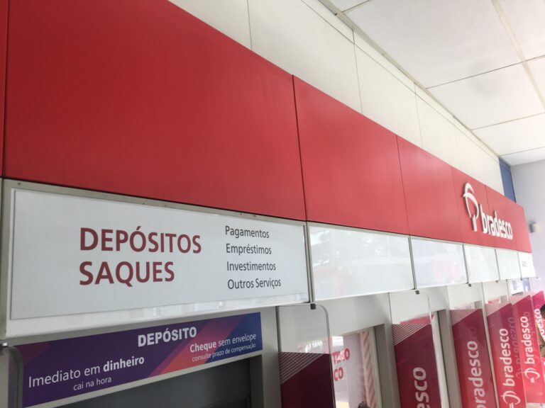 Clientes do Bradesco enfrentam dificuldades para depositar dinheiro em caixas eletrônicos